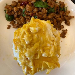 ข้าวกะเพราหมูสับพริกแห้ง+ไข่ข้น