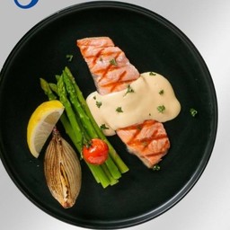 แซลมอนสเต็กกับกาลิคครีมชีสซอส Salmon Steak with Garlic Cream Cheese Sauce