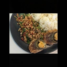 กะเพราหมูสับไข่เยี่ยวม้า