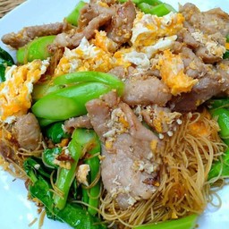 เส้นหมี่ผัดซีอิ๊วหมู