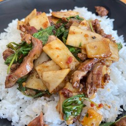 ผัดพริกแกงเครื่องในไก่หนอไม้ดอง