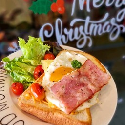 ขนมปังย่างเบค่อนชีสไข่ดาวเยิ้ม