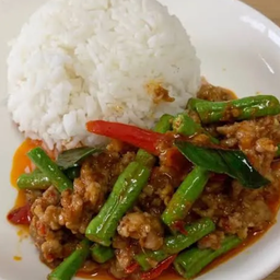 ข้าวผัดพริกแกงหมูสับ