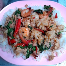ข้าวกะเพราทะเล(กุ้ง+ปลาหมึก)