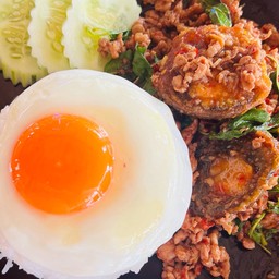 ผัดกะเพราหมูสับไข่เยี่ยวม้า