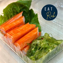 ปูอัดและยำสาหร่ายบนผักสลัด