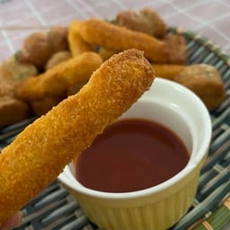 นักเกตสติ๊กไก่ผสมข้าวโพดทอด