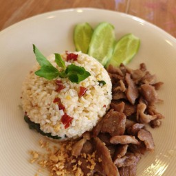 ข้าวคลุกกระเพราเนื้อทอด