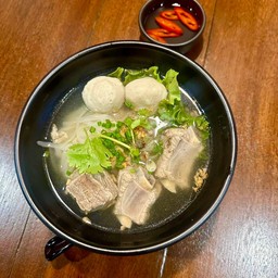 ก๋วยเตี๋ยวซี่โครงหมูหมูลูกชิ้นปลา