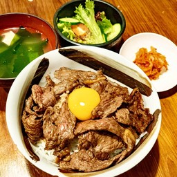 ข้าวหน้าเนื้อ+ไข่แดง+ มิโซะ สลัดผัก