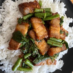 พริกแกงหมูกรอบ