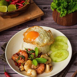 ข้าวกะเพราทะเลกุ้งหมึก