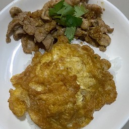 ข้าวหมูกระเทียมไข่เจียว