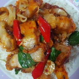 ผัดพริกเผาหมูกรอบราดข้าว