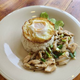 ข้าวไก่ผัดซอสไข่ดาว