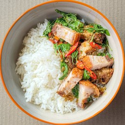 กะเพราหมูกรอบราดข้าว