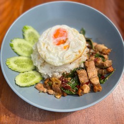ข้าวกระเพราหมูกรอบไข่ดาว