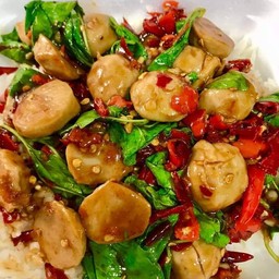 ข้าวกระเพราวุ้นเส้นลูกชิ้น