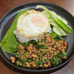 ข้าวราดผัดใบกระเพราหมูสับพริกแห้งไข่ดาว