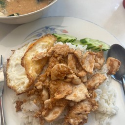 ผัดกระเทียมราดข้าว (เลือกเนื้อสัตว์ด้านใน)