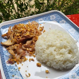 ข้าวเนื้อทอดกระเทียม
