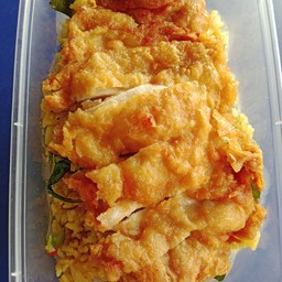 ข้าวผัดแกงเขียวไก่ทอดกรอบ