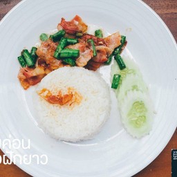 ข้าวเบคอนผัดถั่วฝักยาว