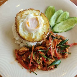 ข้าวไก่ผัดพริกแกงไข่ดาว