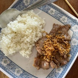 ข้าวหมูทอดกระเทียม