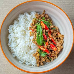 กะเพราหมูสับราดข้าว