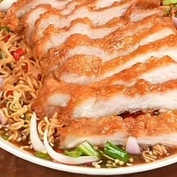 ยำมาม่าคอหมูทอด