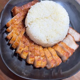 ข้าวหมูสามชั้นทอดน้ำปลา