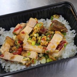 ข้าวหมูกรอบผัดพริกเกลือ