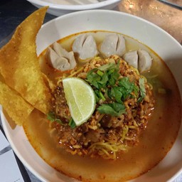 ก๋วยเตี๋ยวลูกชิ้นจัมโบ้ (ต้มยำ)