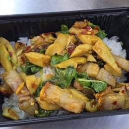 ข้าวกระเพราหมูกรอบหน่อไม้