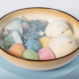 ไอศกรีมกะทิรวมมิตร+บัวลอยมีไส้+เลือกขนมไทย 1 อย่าง
