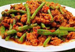 ผัดพริกแกงหมูสับราดข้าว+ไข่แถมน้ำซุป