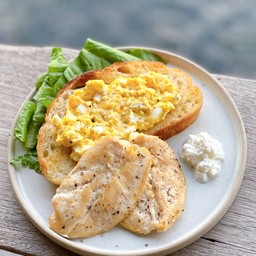 สเต๊กสันในไก่+Sourdough Bread ricotta cheese+สลัดไข่ต้ม