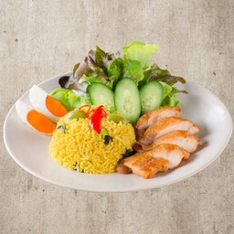 ข้าวผัดเขียวหวานไข่เค็มไก่ย่าง