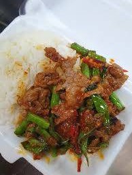 ผัดพริกแกงเนื้อ ราดข้าว