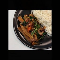 กะเพราปลาหมึกกรอบ