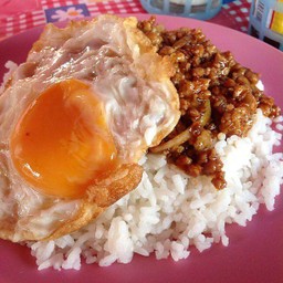 หมูสับผัดพริกเผาราดข้าว+ไข่แถมนำ้ซุป