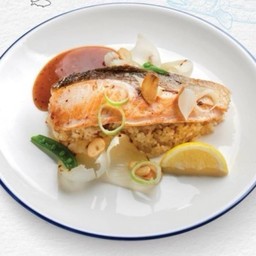 แซลมอนสเต็กกับข้าวผัดกระเทียม Salmon Steak with Garlic Fried Rice