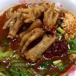 ก๋วยเตี๋ยวจัมโบ้ตีนไก่ตุ๋น (ต้มยำ)