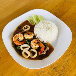 กระเพราทะเลราดข้าว