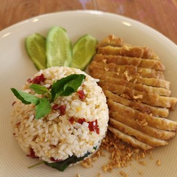 ข้าวคลุกกระเพราไก่ทอด