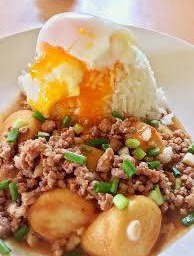 หมูน้ำมันหอยเต้าหู้ราดข้าว