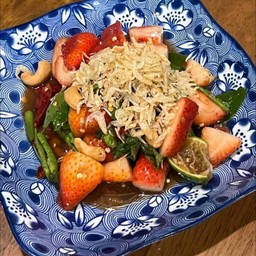 ตำสตอเบอรี่กะปิปลากรอบ