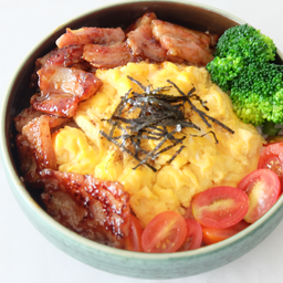 ข้าวหน้าหมูย่างซอส Rice with Grilled Pork Belly & Scarmble egg