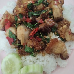 กระเพราหมูกรอบ